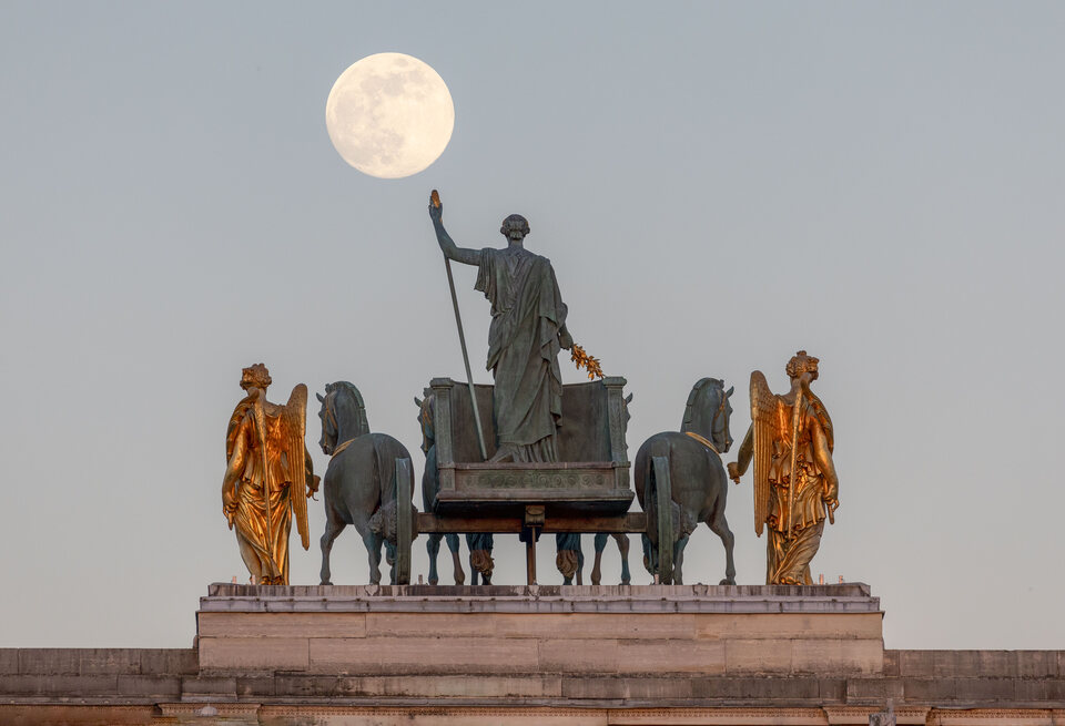 Lever de lune sur le Louvre